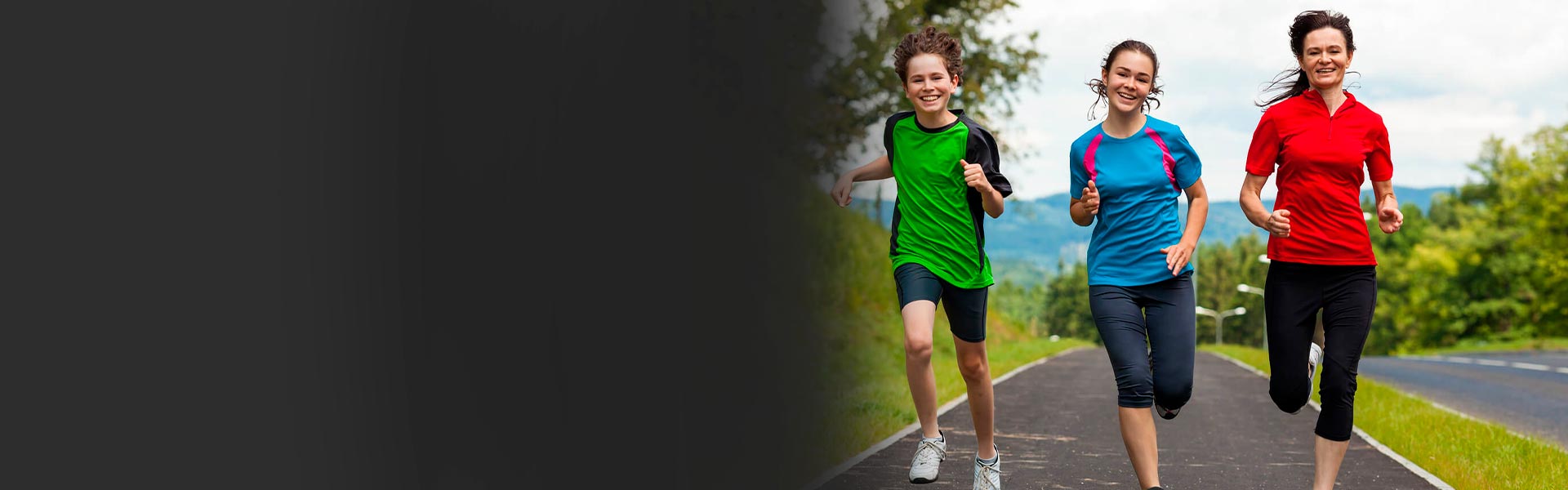 подростки занимаются марафоном