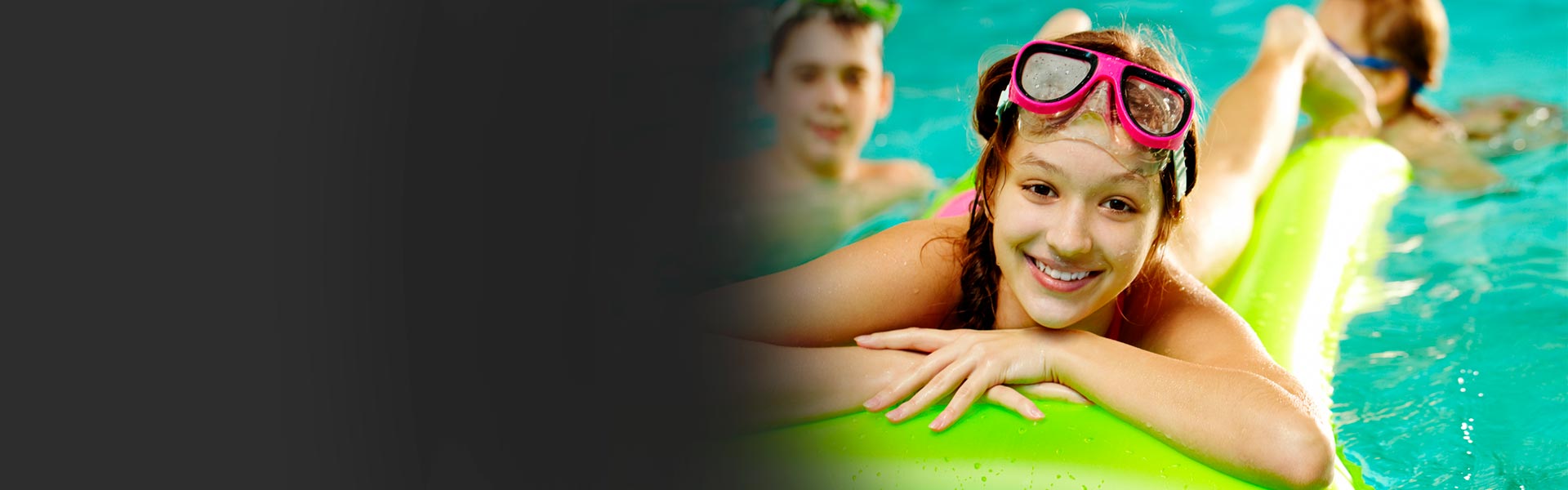 подросток в бассейне